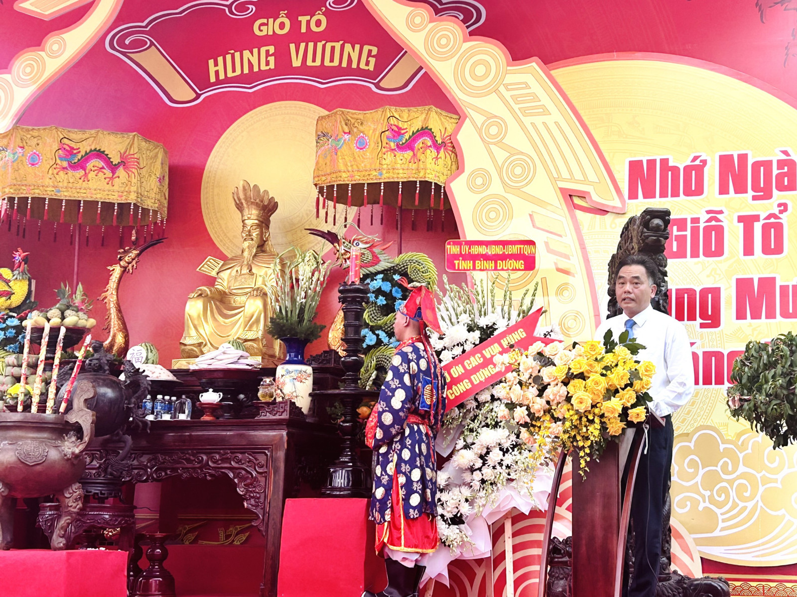 Phó Chủ tịch UBND tỉnh Nguyễn Lộc Hà đọc diễn văn tại lễ dâng hương.